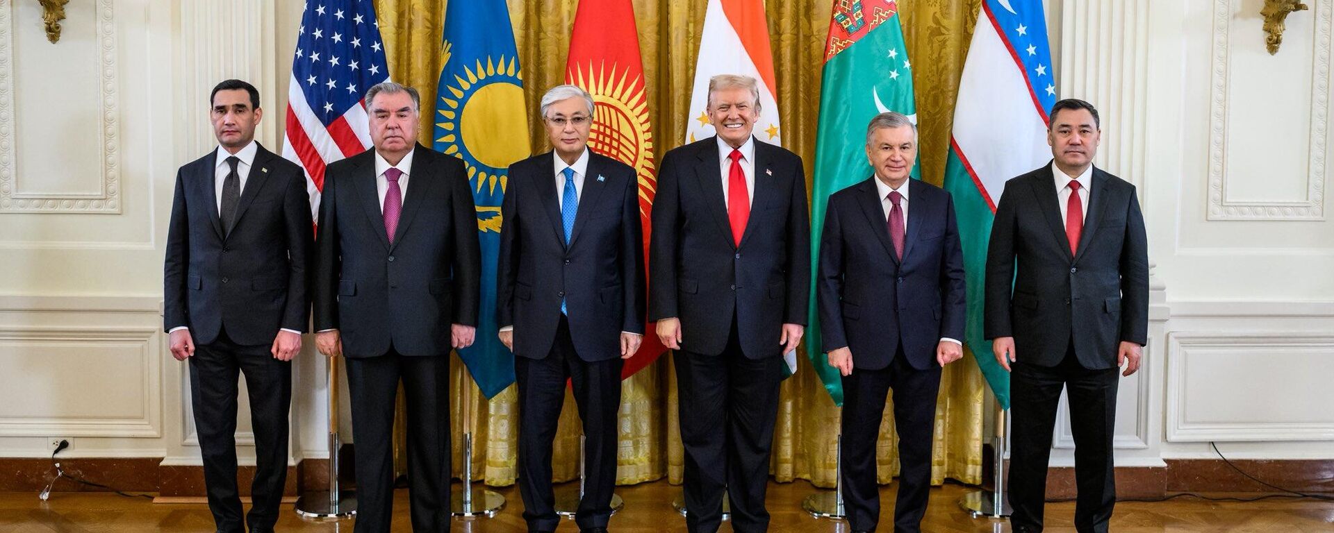 Президент США Дональд Трамп и президенты стран Центральной Азии на саммите в Вашингтоне - Sputnik Кыргызстан, 1920, 07.11.2025