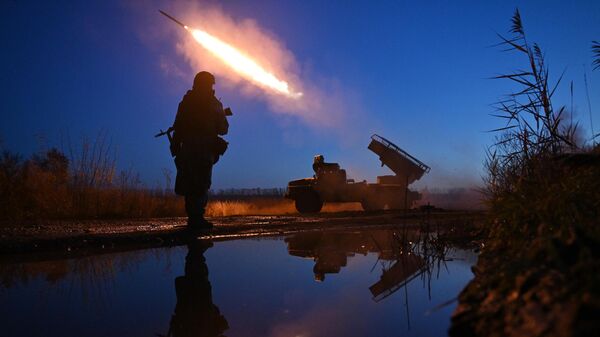Түндүк аскер округунун зонасында Красноармейск багытында Центр тобунун Град МЛРСинин күжүрмөн аракеттери. - Sputnik Кыргызстан
