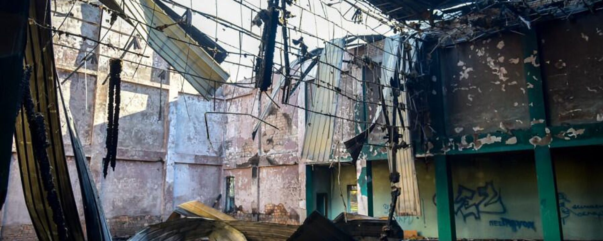 Последствия пожара в здании бывшего кинотеатра Чатыр-Куль в Бишкеке - Sputnik Кыргызстан, 1920, 08.11.2025