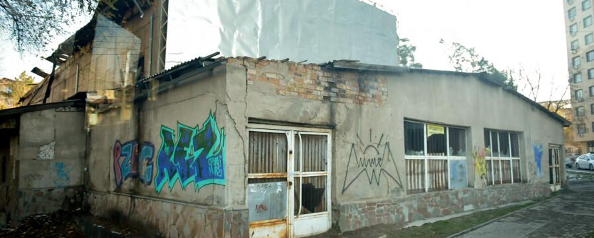 Последствия пожара в здании бывшего кинотеатра Чатыр-Куль в Бишкеке - Sputnik Кыргызстан, 1920, 08.11.2025