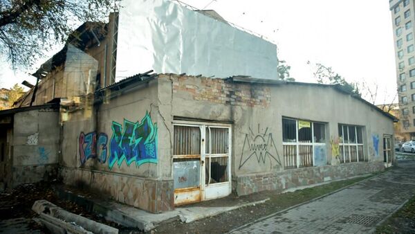 Последствия пожара в здании бывшего кинотеатра Чатыр-Куль в Бишкеке - Sputnik Кыргызстан