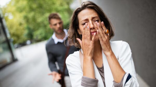 Уруштан чарчаган аял. Иллюстративдик сүрөт - Sputnik Кыргызстан