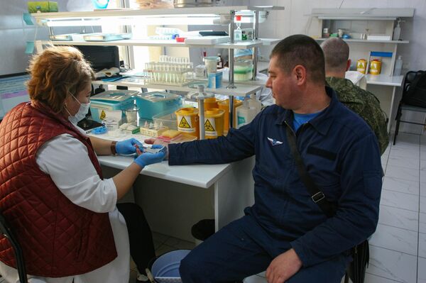 Военнослужащие базы в Канте сдали кровь по случаю Дня памяти и предков
 - Sputnik Кыргызстан