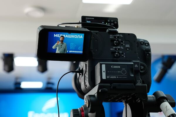 Открытие школы состоялось на базе БГУ имени К. Карасаева. Мастер-классы провели медиэксперт Кубан Абдымен и российский журналист Евгений Попов. - Sputnik Кыргызстан