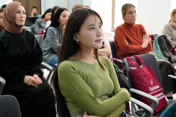 Они рассказали о современных тенденциях медиарынка, цифровой трансформации журналистики и о том, как сохранять профессиональные стандарты в условиях стремительных изменений - Sputnik Кыргызстан