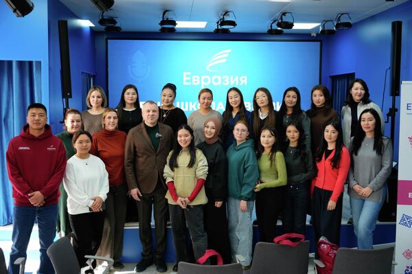 Во второй день участники продолжили обучение в Евразийском центре русского языка и культуры. Перед ними выступили российские журналисты Евгений Попов, Дмитрий Леонтьев и Егор Пискунов. - Sputnik Кыргызстан