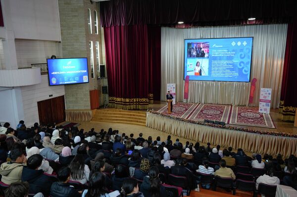 В Бишкеке прошла трехдневная медиашкола &quot;Евразия&quot;, собравшая сотни студентов, молодых журналистов и начинающих блогеров - Sputnik Кыргызстан