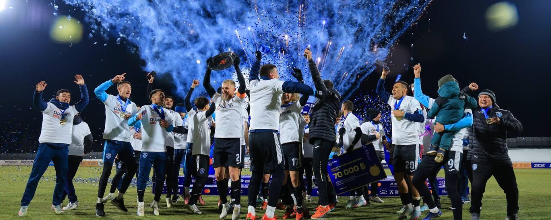 Иссык-кульский Барс стал чемпионом Кыргызстана по футболу - Sputnik Кыргызстан, 1920, 09.11.2025