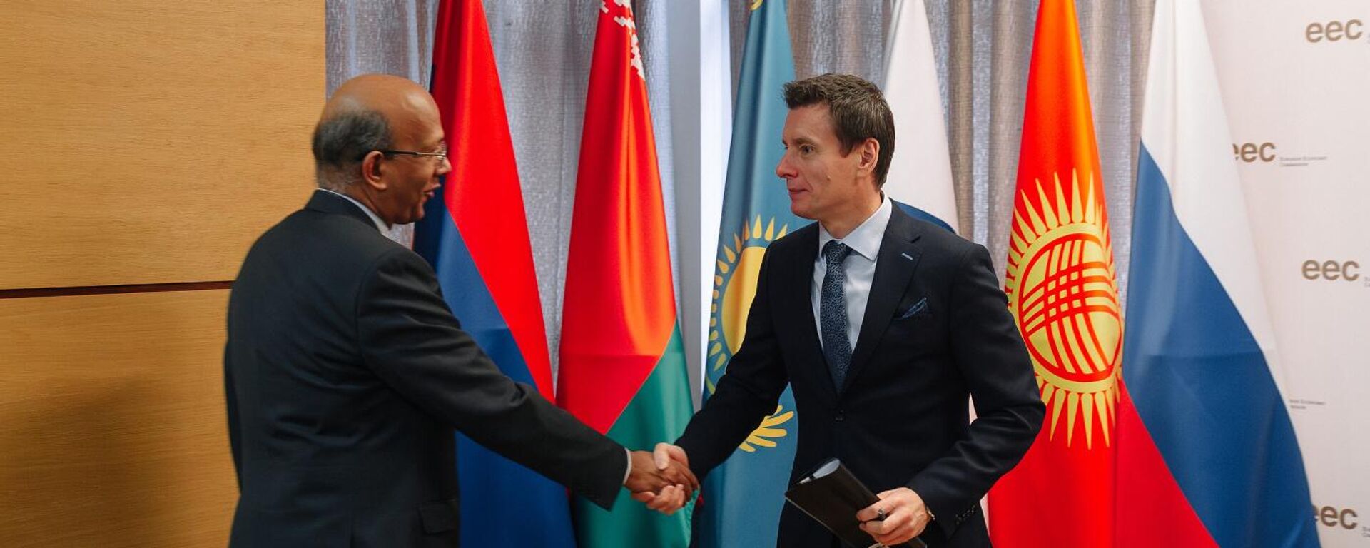 Встреча Андрея Слепнева с послом Индии Винаем Кумаром - Sputnik Кыргызстан, 1920, 10.11.2025