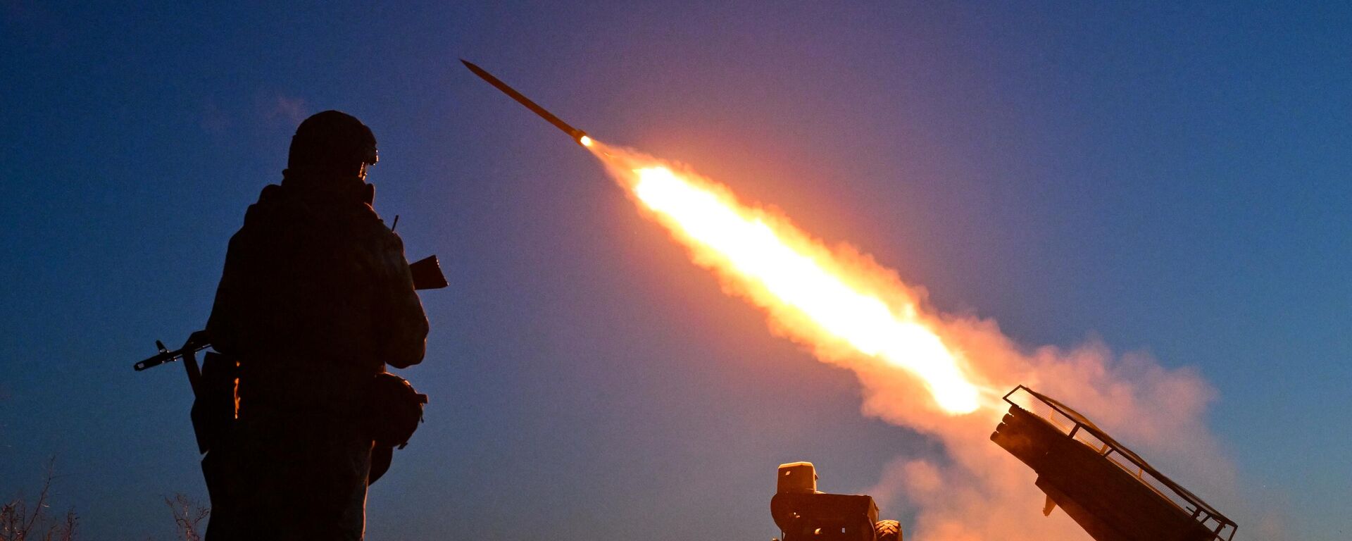 Боевая работа РСЗО Град группировки войск Центр в зоне СВО - Sputnik Кыргызстан, 1920, 11.11.2025