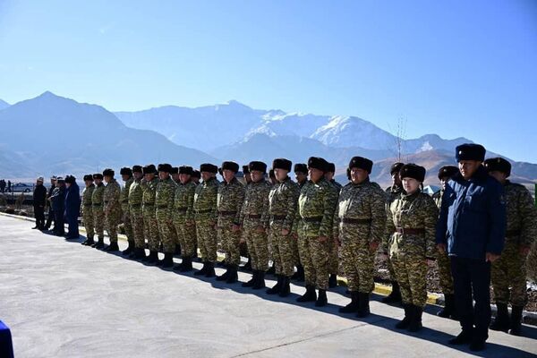 На благоустроенной озелененной территории жилого комплекса есть детская игровая и спортивная площадки, котельная с угольным складом и трансформаторная подстанция, обустроены внутренние дороги и парковочные зоны - Sputnik Кыргызстан