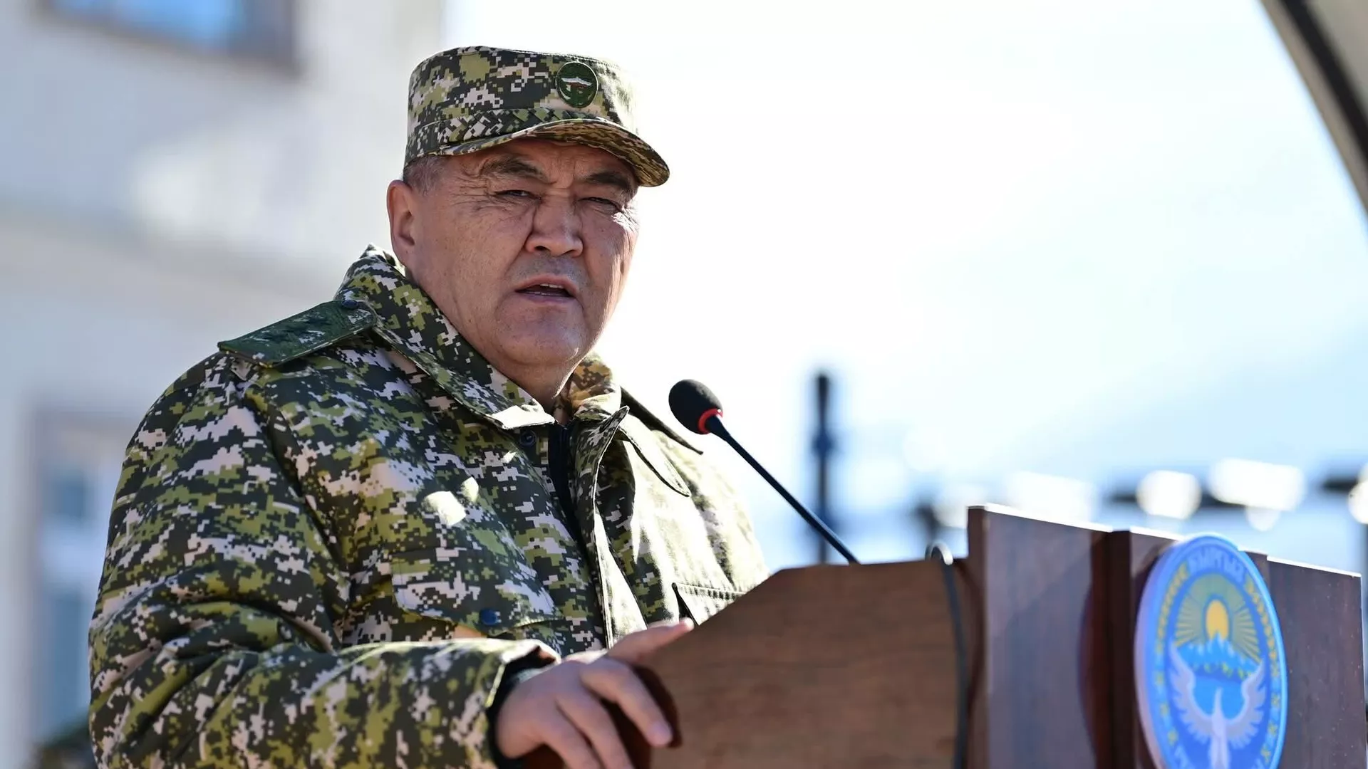 Торжественная церемония вручения ключей пограничникам от новых служебных квартир в Ошской области - Sputnik Кыргызстан, 1920, 13.02.2026