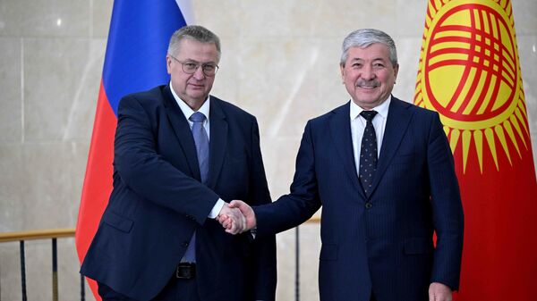 Глава кабмина Адылбек Касымалиев с вице-премьером Алексеем Оверчуком во время заседания кыргызско-российской межправкомиссии в Бишкеке - Sputnik Кыргызстан