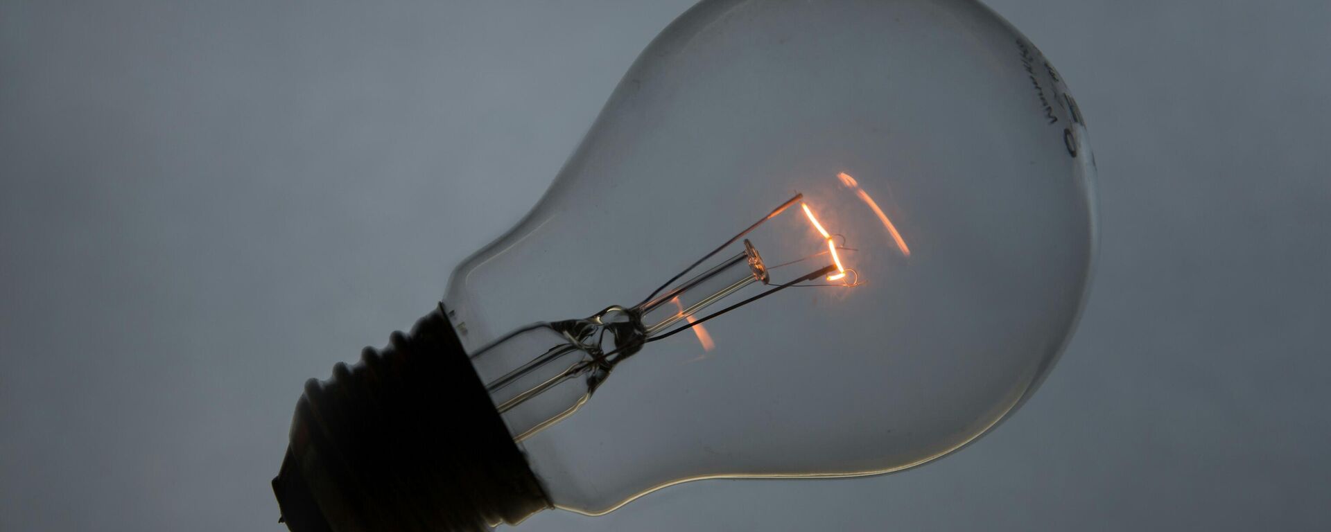 Серая лампа накаливания. Иллюстративное фото - Sputnik Кыргызстан, 1920, 13.11.2025
