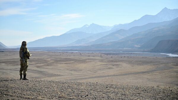 Пограничник на заставе Карамык в Ошской области - Sputnik Кыргызстан