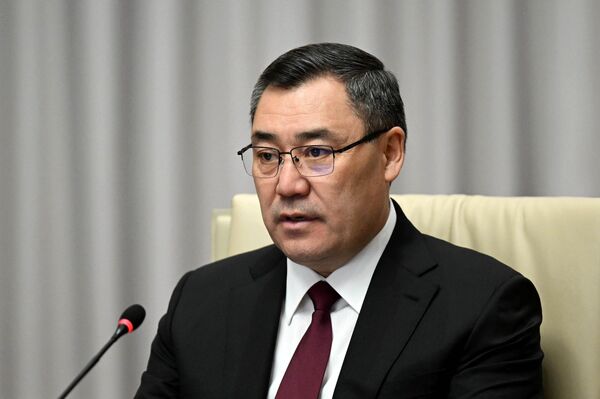 Президент Россия өкмөтүнүн вице-премьери Алексей Оверчукту кабыл алып, Кыргыз-Россия өкмөттөр аралык комиссиянын жыйынынын ийгиликтүү өткөрүлүшү менен куттуктаган - Sputnik Кыргызстан