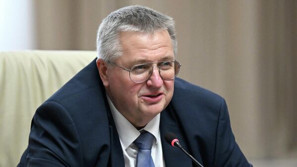 Россиялык делегациянын курамында өкмөт башчынын орун басары Алексей Оверчук. Архив - Sputnik Кыргызстан