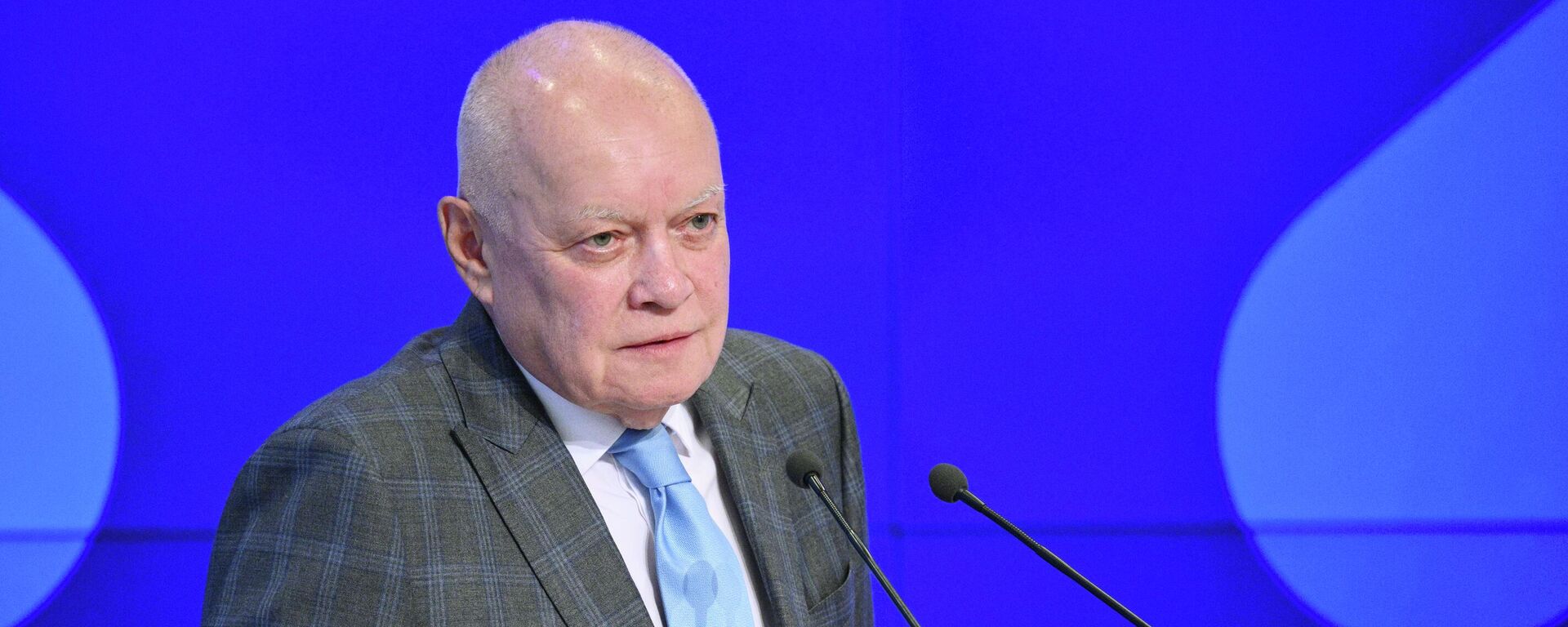 КМШнын алкагында өтүп жаткан IV медиафорумда Россия сегодня медиатобунун директору Дмитрий Киселев  - Sputnik Кыргызстан, 1920, 11.11.2025