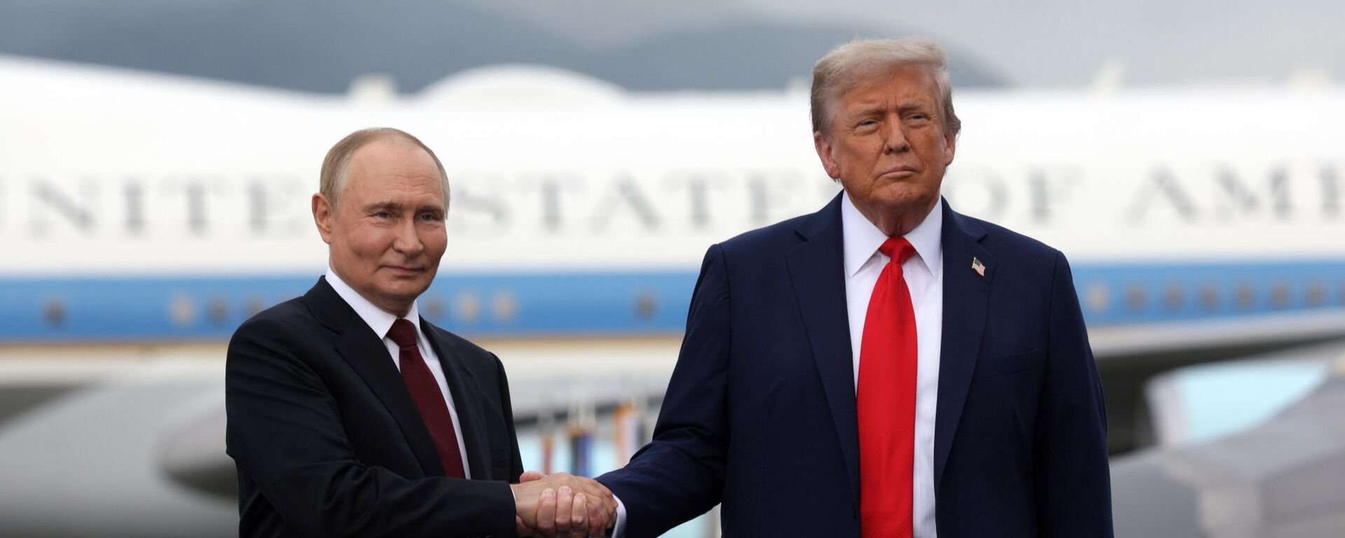 Президент РФ Владимир Путин и президент США Дональд Трамп на Аляске. Архивное фото - Sputnik Кыргызстан, 1920, 12.11.2025