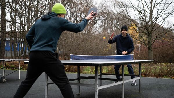 Горожане играют в настольный теннис в парке - Sputnik Кыргызстан