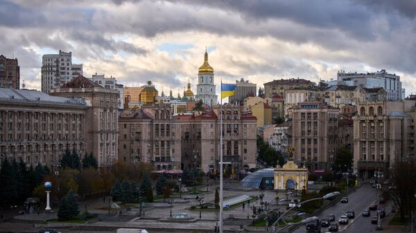 Украинские флаг развевается в центре Киева, Украина - Sputnik Кыргызстан