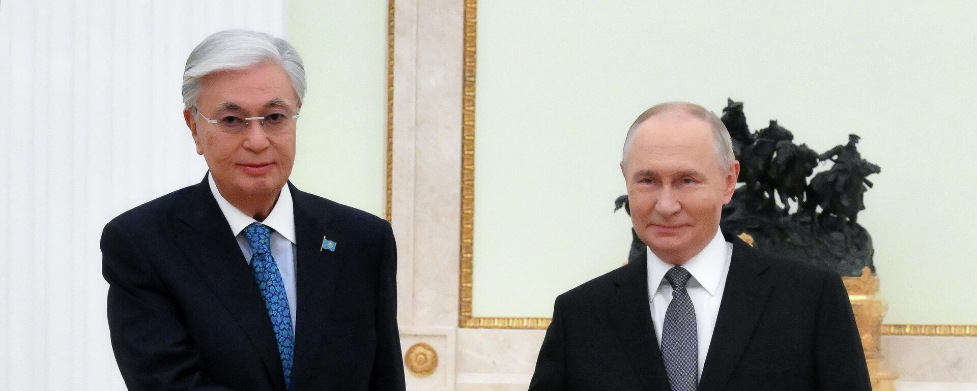 Казакстандын президенти Касым-Жомарт Токаев Россия лидери Владимир Путин менен  - Sputnik Кыргызстан, 1920, 12.11.2025