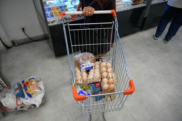 &quot;Евразия&quot; уюмунан социалдык дүкөндөр тармагын кеңейтүүнүн максаты пенсионерлерди, ардагерлерди жана майыптыгы барларды колдоп, турмуш-тиричиликке керек болгон товарлар менен кымбат эмес баада камсыздоо экенин айтышты - Sputnik Кыргызстан