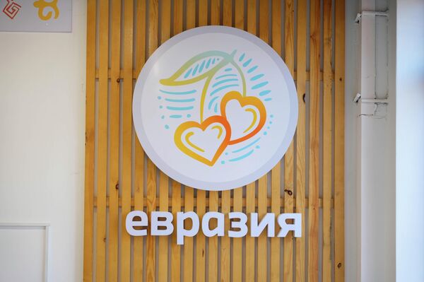 Буга чейин үч дүкөн ачылып, алар Токтогул көчөсү, 146/1, Асанбай кичи району, 8/3 жана Акматбек Сүйүмбаев, 17 (Москва көчөсү, 7 менен кесилишет) даректеринде жайгашып, иштеп жатат - Sputnik Кыргызстан