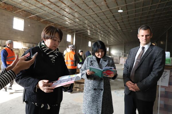 Кыргызстанга өлкөнүн билим берүү стандарттарына ылайыкталган 651 миң китеп жеткирип берди - Sputnik Кыргызстан