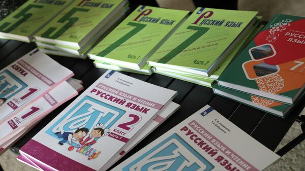 Россия Кыргызстанга өлкөнүн билим берүү стандарттарына ылайыкталган окуулуктарды берди - Sputnik Кыргызстан