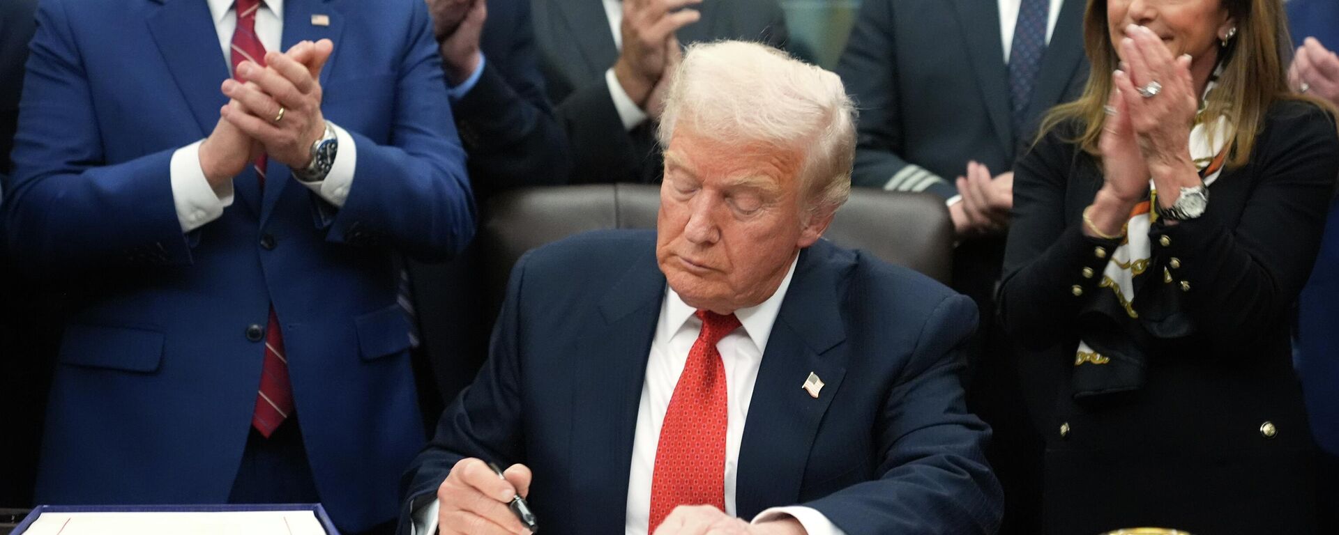 Президент Дональд Трамп подписывает законопроект о финансировании возобновления работы правительства в Белом доме в Вашингтоне - Sputnik Кыргызстан, 1920, 13.11.2025