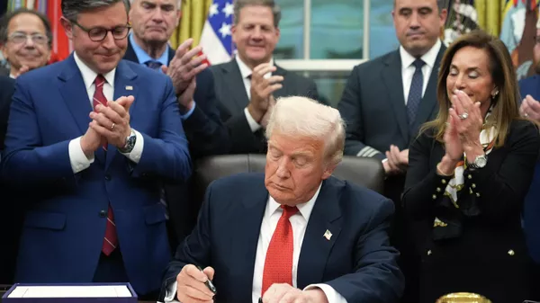 Президент Дональд Трамп подписывает законопроект о финансировании возобновления работы правительства в Белом доме в Вашингтоне - Sputnik Кыргызстан