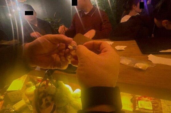 Борбор калаада караоке-бар катары ачылып иштеп жаткан жашыруун сойкукананын иши токтотулганын УКМКдан кабарлашты - Sputnik Кыргызстан