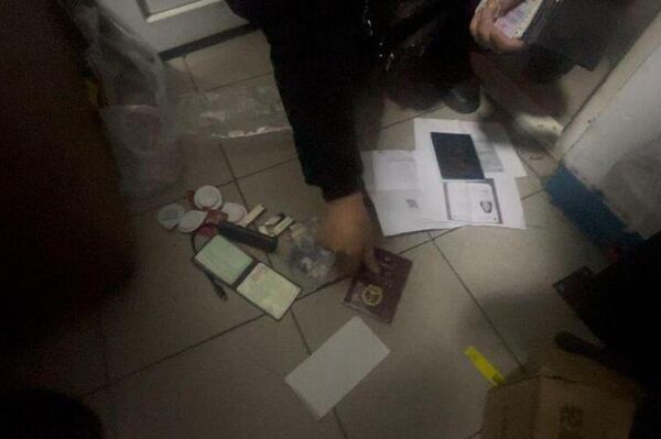 Шектүү кармалып, УКМКнын тергөө абагына киргизилген. Аталган жайды тинтүү учурунда баңгизаттарга окшогон заттар жана көп акча табылган. - Sputnik Кыргызстан