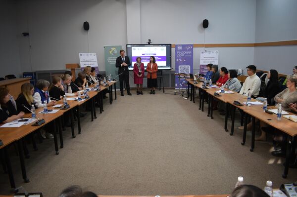 Четыре специалиста из России — детский психиатр, клинический психолог, поведенческий аналитик и дефектолог — проводят обучающие тренинги для врачей и педагогов, оказывают методическую помощь, участвуют в круглых столах и работают в реабилитационных учреждениях - Sputnik Кыргызстан