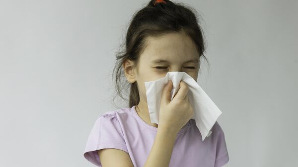 Кыз салфеткага чүчкүрүп жатат. Иллюстрациялык сүрөт. - Sputnik Кыргызстан