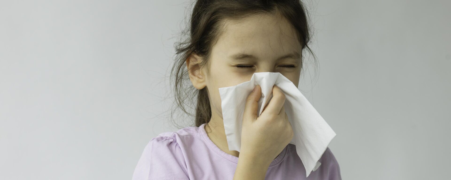 Кыз салфеткага чүчкүрүп жатат. Иллюстрациялык сүрөт. - Sputnik Кыргызстан, 1920, 16.11.2025