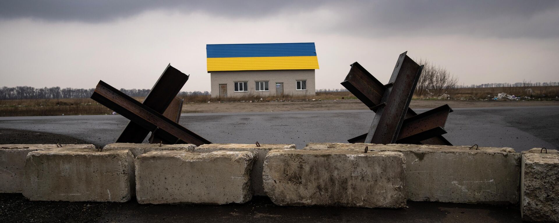 Киевдин четиндеги танкка каршы тосмолор. Архивдик сүрөт - Sputnik Кыргызстан, 1920, 13.11.2025