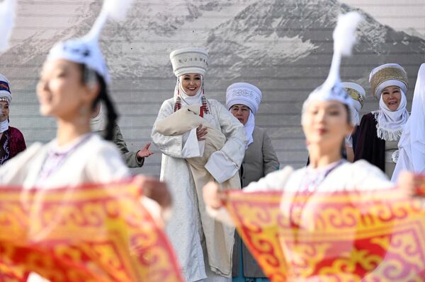 Президент подчеркнул, что &quot;Манас Ордо&quot; — священное место, где &quot;ощущается дыхание многовекового пути кыргызов&quot;, их традиций, кочевой жизни, бережного отношения к своей земле и народу - Sputnik Кыргызстан