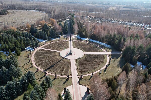 Согласно эскизу, все здания обновят, а сам комплекс превратится в &quot;уникальное культурное пространство Центральной Азии&quot;, способное принимать до 10 тысяч посетителей в день - Sputnik Кыргызстан