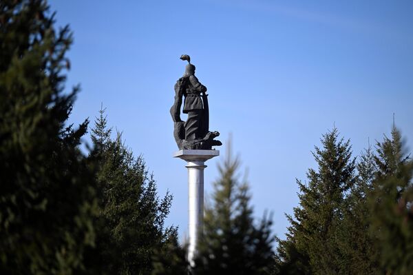 Жапаров напомнил, что эти места еще в 1976 году начали формироваться как литературно-этнографический музей, а в 1990-м здесь открыли &quot;Мавзолей Манаса&quot;. Во время празднования 1000-летия эпоса &quot;Манас&quot; его преобразовали в комплекс &quot;Манас Ордо&quot;. - Sputnik Кыргызстан