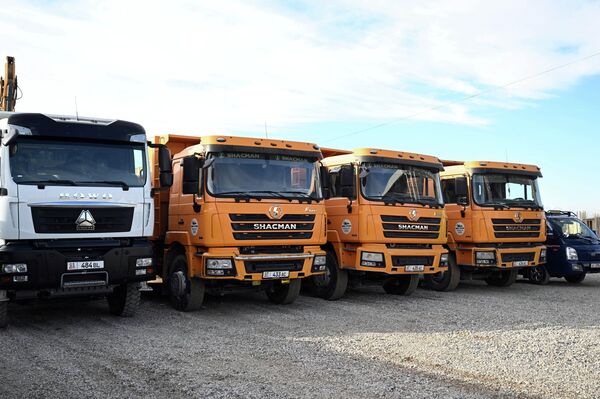 Өлкө башчы тиешелүү мамлекеттик органдардын жана курулуш компанияларынын өкүлдөрүн сапатка жооп берген имарат тургузууга чакырды - Sputnik Кыргызстан