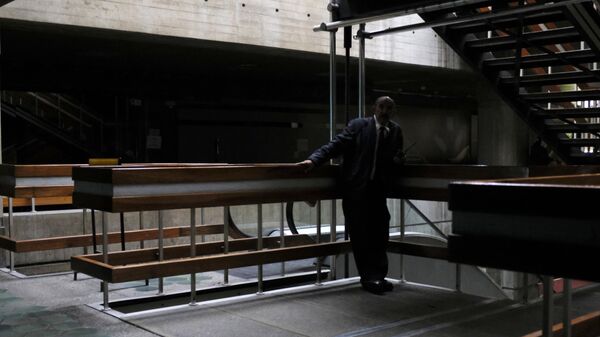 Охранник в здании во время отключения электроэнергии. Архивное фото - Sputnik Кыргызстан