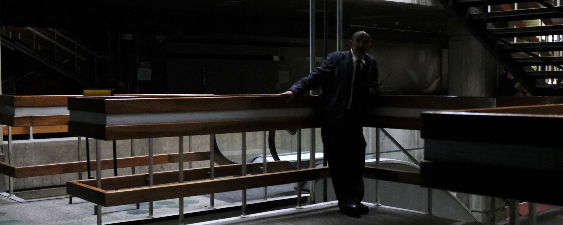 Охранник в здании во время отключения электроэнергии. Архивное фото - Sputnik Кыргызстан, 1920, 13.11.2025