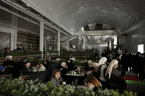 Ал &quot;жымжырттык&quot; мыйзамынын аткарылышын өзү текшерип чыгып, буга чейин берилген эскертүүгө карабастан иштеп жаткан бир нече тамактануучу жайды аныктаган - Sputnik Кыргызстан