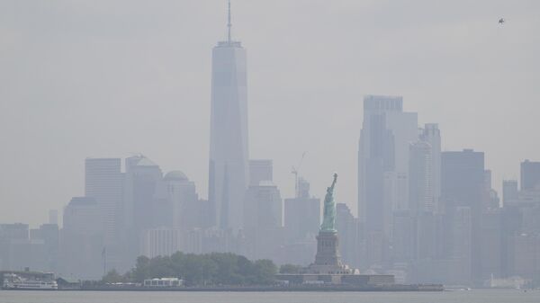 Статуя Свободы стоит на фоне туманного горизонта Нью-Йорка. Архивное фото - Sputnik Кыргызстан