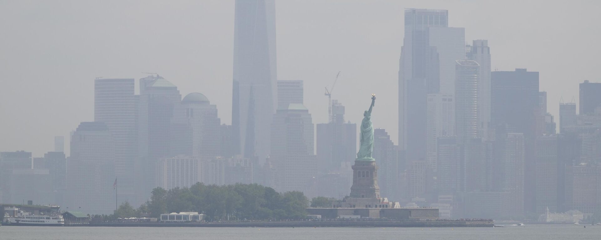 Статуя Свободы стоит на фоне туманного горизонта Нью-Йорка. Архивное фото - Sputnik Кыргызстан, 1920, 14.11.2025