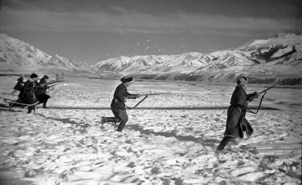 Атчандар клубунун жоокерлери жөө аскерлердин чабуул коюу ыкмасын өздөштүрүүдө. Ысык-Көл облусу, 1942 - Sputnik Кыргызстан