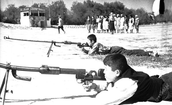 Осоавиахимдин жоокерлери мылтык атканды үйрөнүп жатышат. Фрунзе, 1944 - Sputnik Кыргызстан
