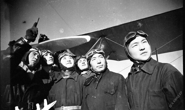 Фрунзе аэроклубунун учкучтары. 1942 - Sputnik Кыргызстан